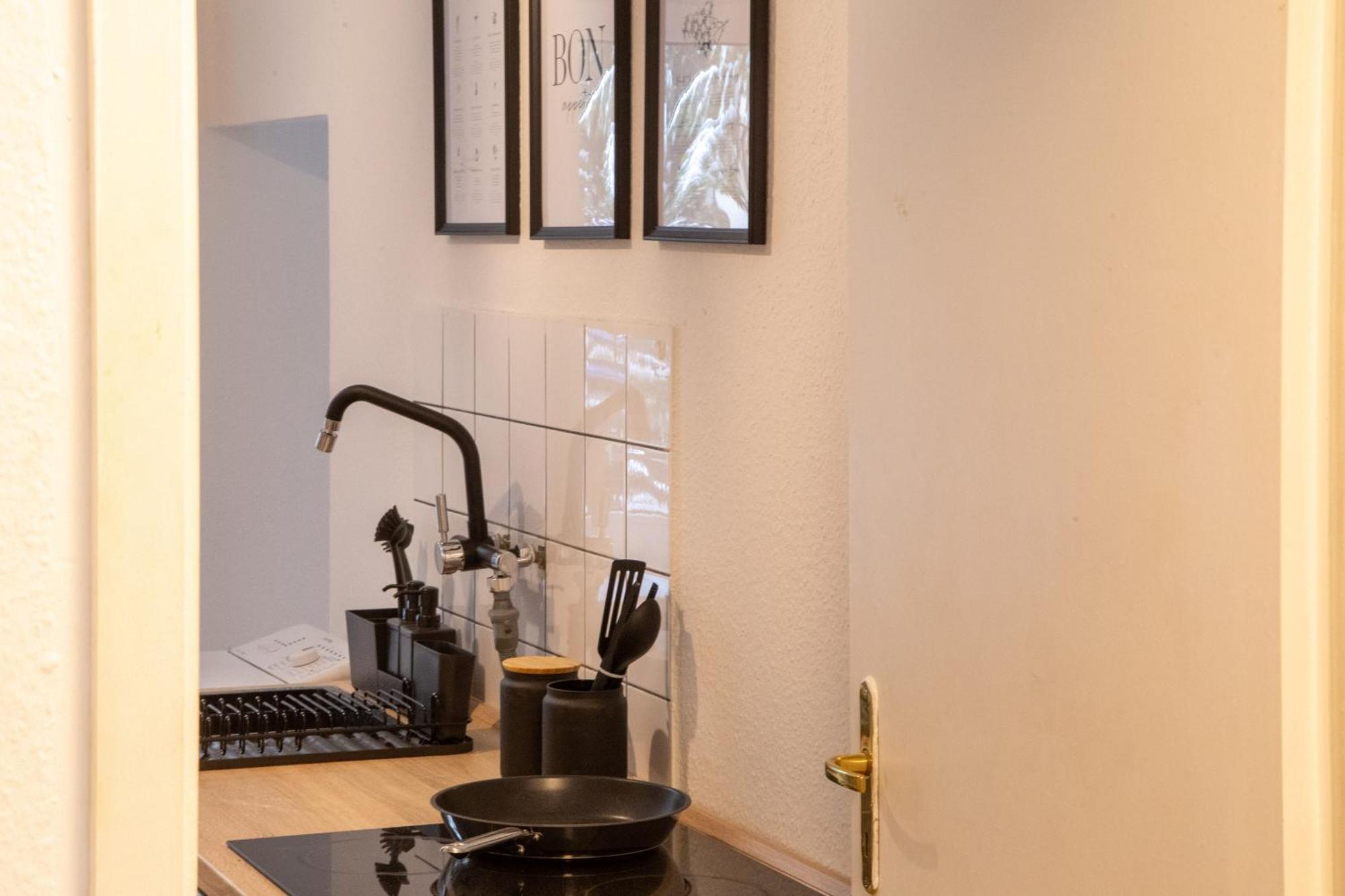Massagesessel, King-Sized Bed, Billardtisch, 2 Couches Apartamento Berlim Exterior foto